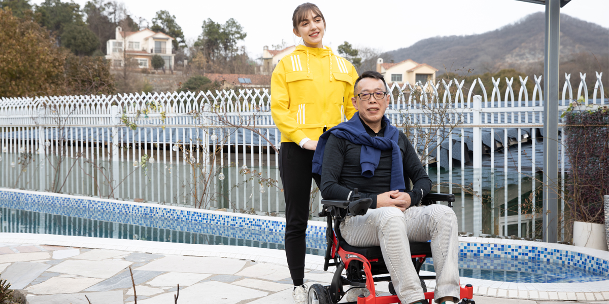 Silla de ruedas el&eacute;ctrica de ancianos